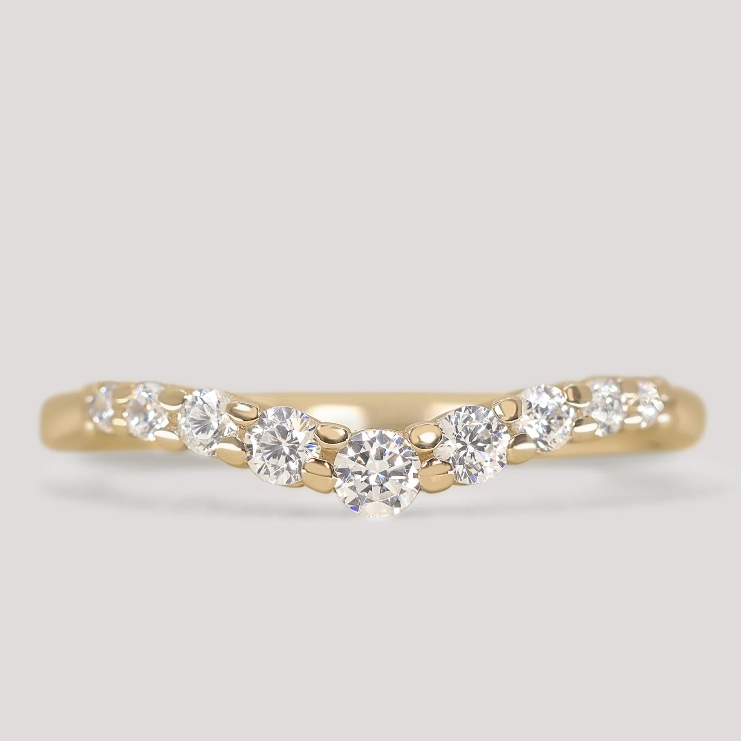 Cleo - Graduated Round Brilliant Cut Diamond Shaped Wedding Ring - Made-to-Order - Image 4